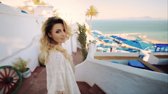 Sabina Jeszka chante  "Same Direction" sur fond de Sidi Bou said